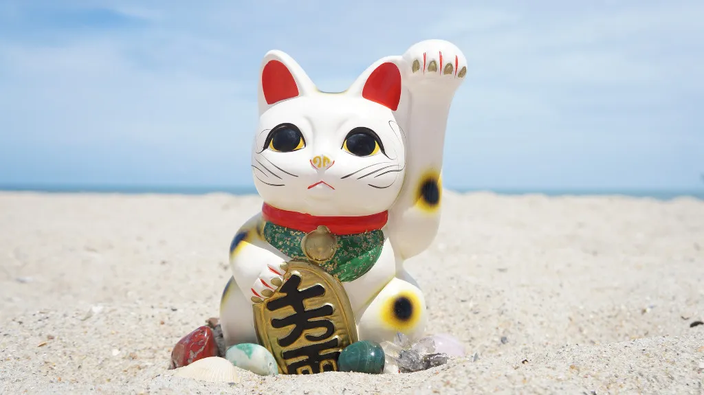 post-image-desde-el-pachinko-hasta-en-un-tren-maneki-neko-el-gato-de-la-suerte-japones